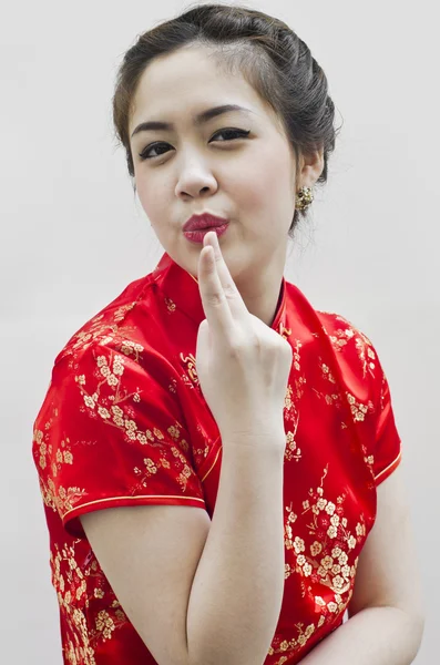 Uśmiechający się piękne chińskie młoda kobieta gestykulacji — Zdjęcie stockowe