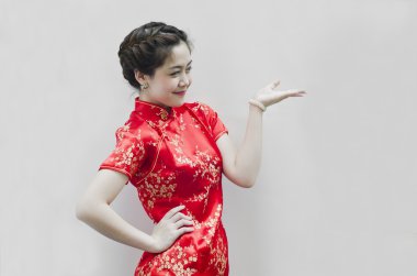 Geleneksel Çince cheongsam el hareketi içinde Asyalı Çinli kadın