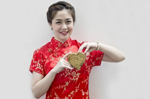 아름 다운 아시아 여자 착용 cheongsam 누른 황금 심장 — 스톡 사진