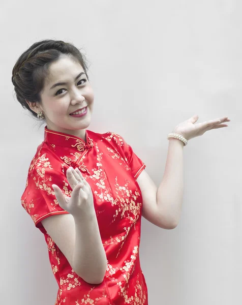 Ασιατικές Κινέζα στην παραδοσιακή κινεζική cheongsam χειρονομώ — Φωτογραφία Αρχείου