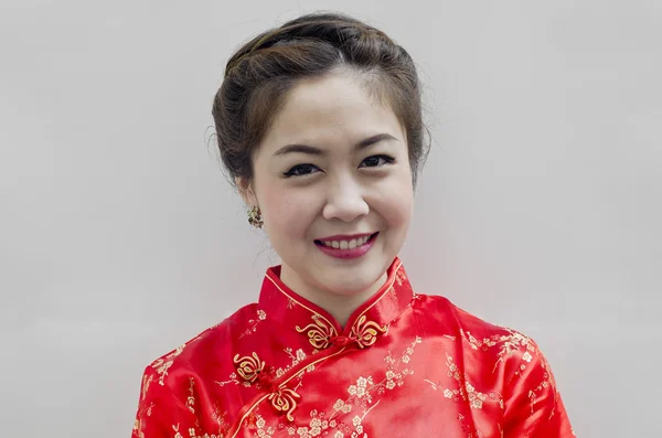 伝統服を持つ中国の若い女性 — ストック写真