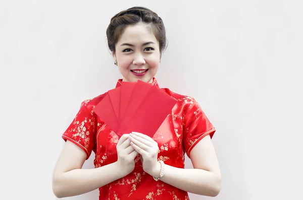 Mulher chinesa bonita segurando sacos vermelhos para o ano novo chinês — Fotografia de Stock