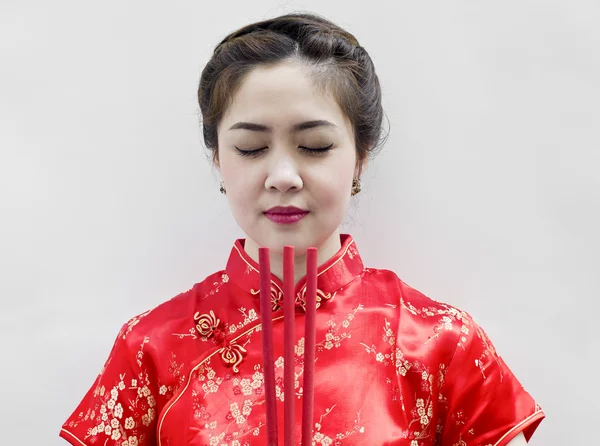 Chinese jonge vrouw met traditie kleding bedrijf joss sticks( — Stockfoto