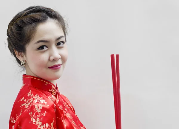 Kínai fiatal nő hagyomány ruhát gazdaság joss botok( — Stock Fotó