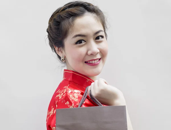 Mujer bonita en rojo Cheongsam chino tradicional con compras —  Fotos de Stock