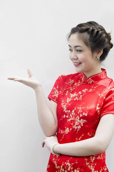 Ασιατικές Κινέζα στην παραδοσιακή κινεζική cheongsam χειρονομώ — Φωτογραφία Αρχείου