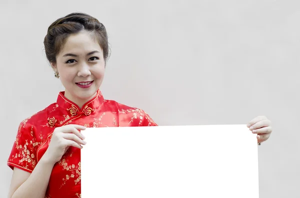 Oriental girl wishing you a happy chinese new year, with copy sp — Stock Photo, Image