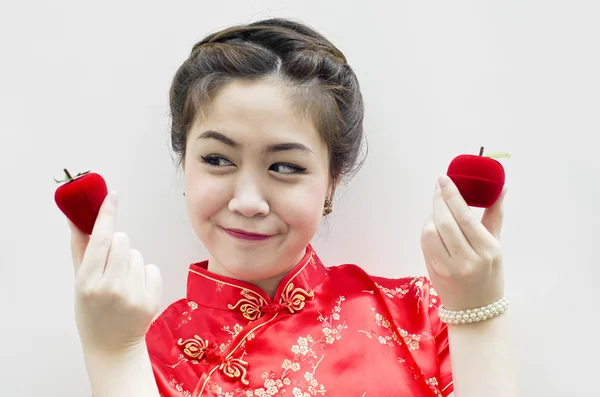 Lächelnde schöne Chinesin mit einer Erdbeere und einem Appl — Stockfoto