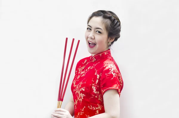 Chinois jeune femme avec tradition vêtements tenant joss bâtons ( — Photo