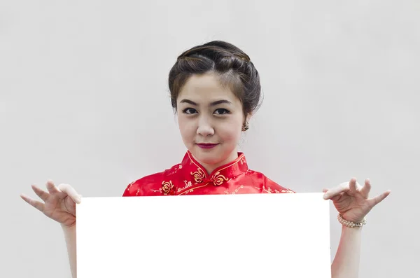Oriental girl wishing you a happy chinese new year, with copy sp — Stock Photo, Image