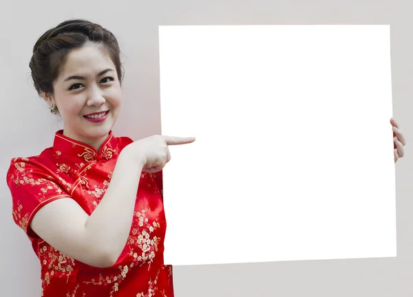 Oriental girl wishing you a happy chinese new year, with copy sp — Stock Photo, Image