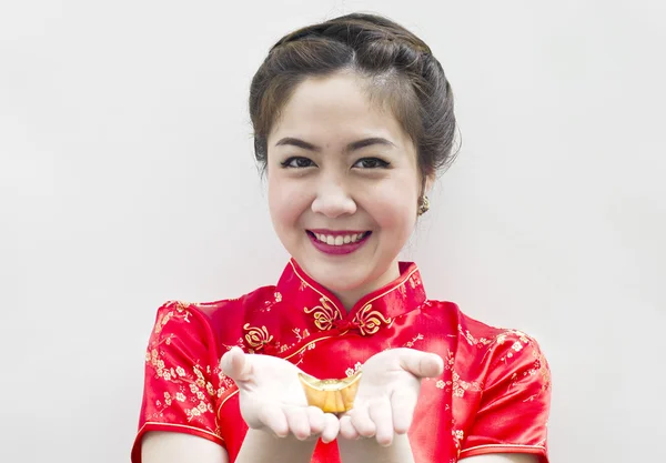 Beautiful asian woman wear cheongsam and holding chinese gold in — Stock Photo, Image