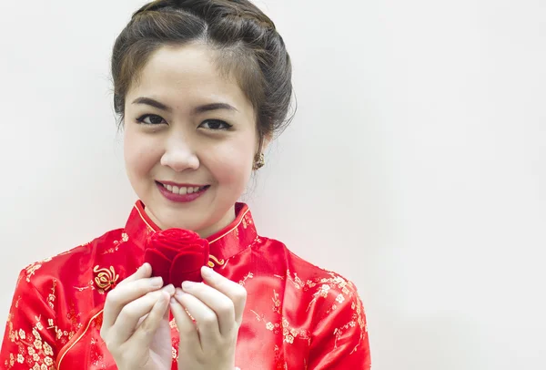 Mosolygó gyönyörű kínai nő tartja a rózsa — Stock Fotó