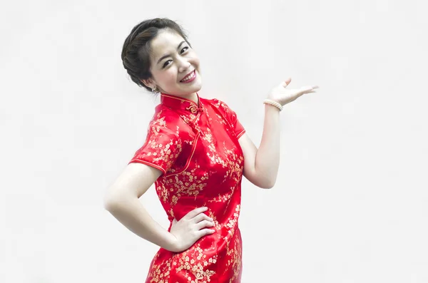 Asiatisk kinesisk kvinna i traditionella kinesiska cheongsam gester — Stockfoto