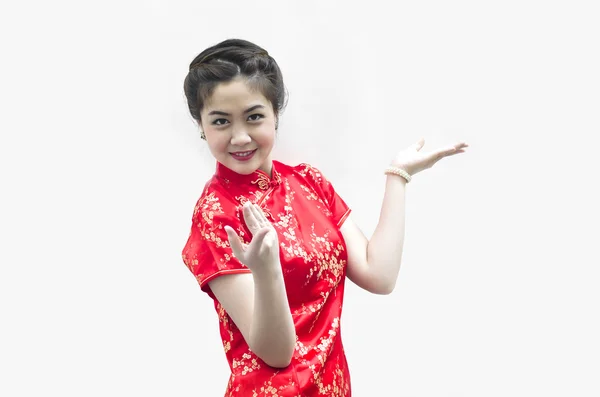 Asiatisk kinesisk kvinna i traditionella kinesiska cheongsam gester — Stockfoto