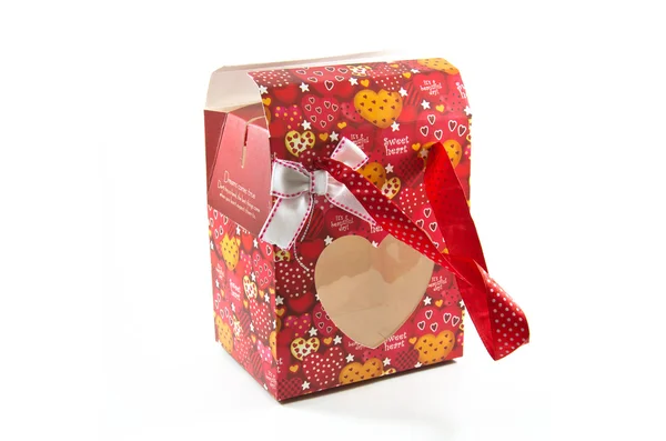 Красная открытая картонная коробка с сердцами — стоковое фото