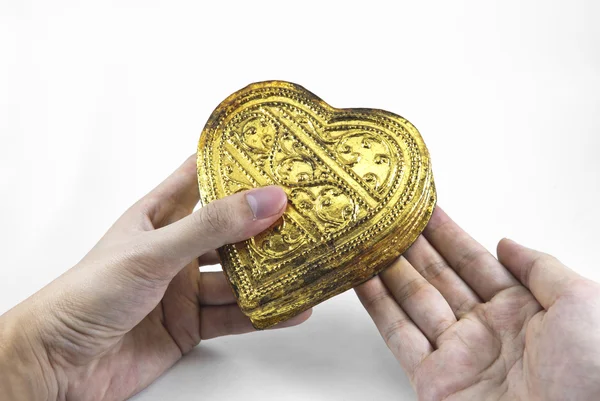 Händer som håller gyllene hjärta — Stockfoto