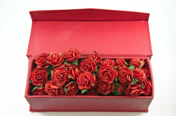 Rosas vermelhas em caixa vermelha isolada — Fotografia de Stock