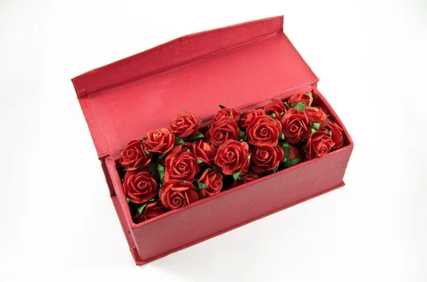 Rosas rojas en caja roja aislada — Foto de Stock