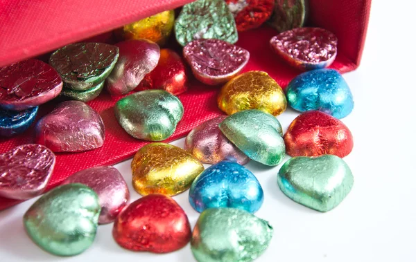 Corações de chocolate coloridos doces, isolados — Fotografia de Stock
