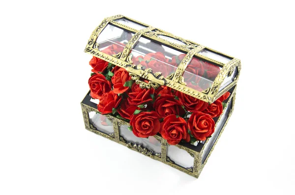 Κόκκινα τριαντάφυλλα σε κουτί απομονωθεί — Φωτογραφία Αρχείου