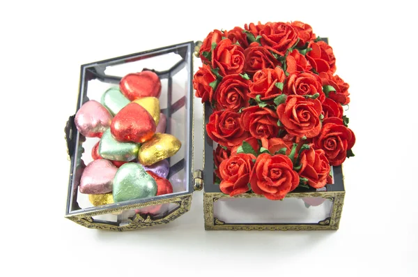 Abrindo caixas de chocolate com rosas — Fotografia de Stock