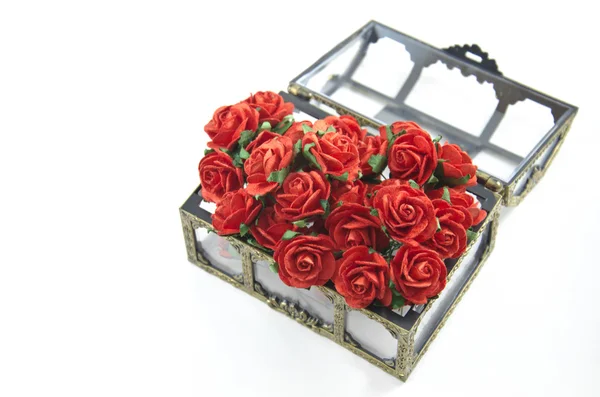 Röda rosor i låda isolerade — Stockfoto