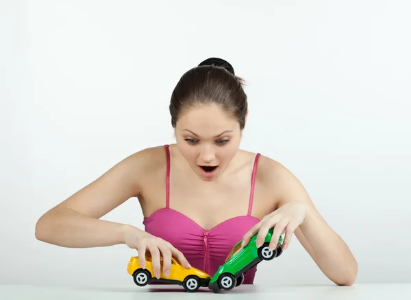 Oyuncak arabalar ile kız — Stok fotoğraf