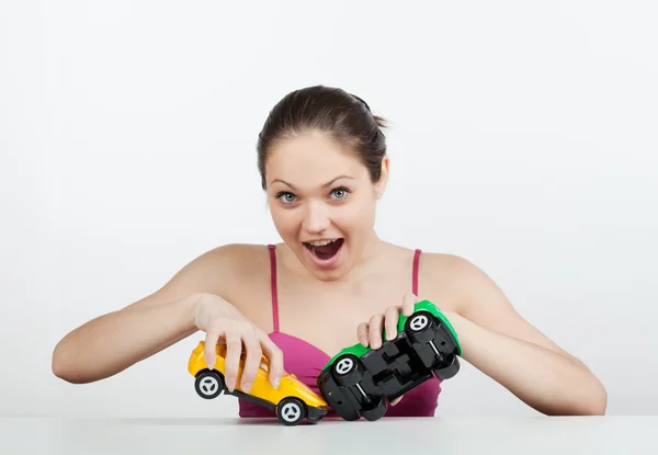 Oyuncak arabalar ile kız — Stok fotoğraf