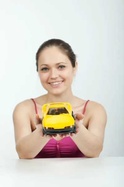 Chica con una máquina de juguete — Foto de Stock