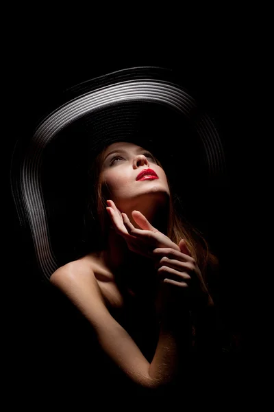 Fata într-o pălărie cu brimmed larg — Fotografie, imagine de stoc