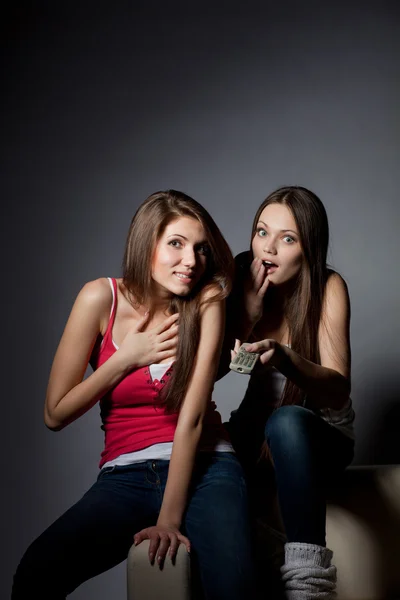 Dos chicas están viendo la televisión — Foto de Stock