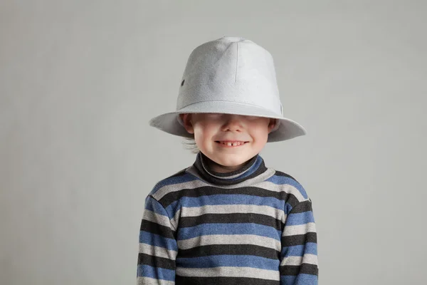 Petit garçon dans un chapeau — Photo
