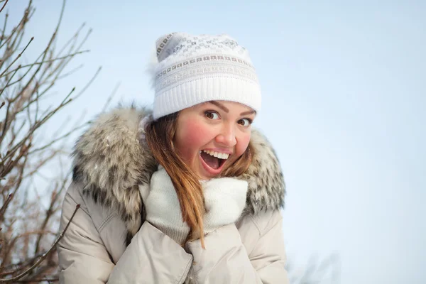 Flicka i naturen på vintern — Stockfoto