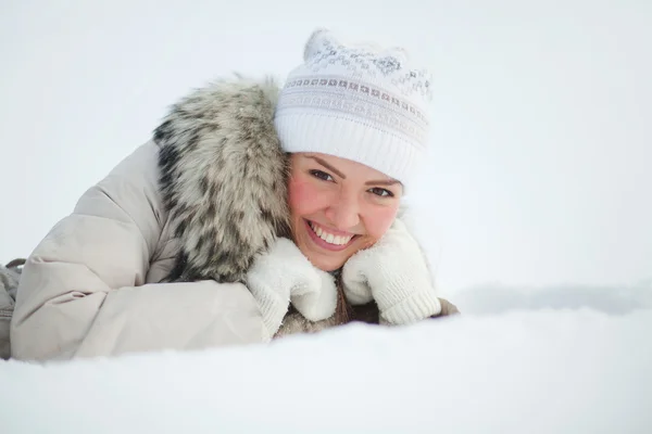 Chica en la naturaleza en invierno —  Fotos de Stock