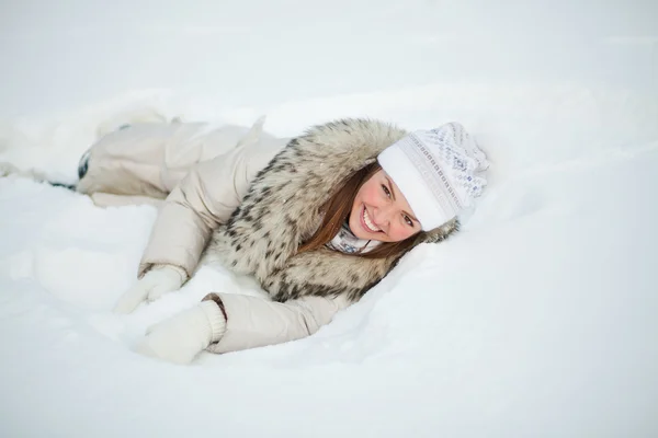 Menina na natureza no inverno — Fotografia de Stock