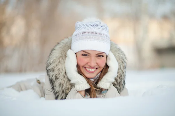 Girl in nature in winter — Stock Photo, Image