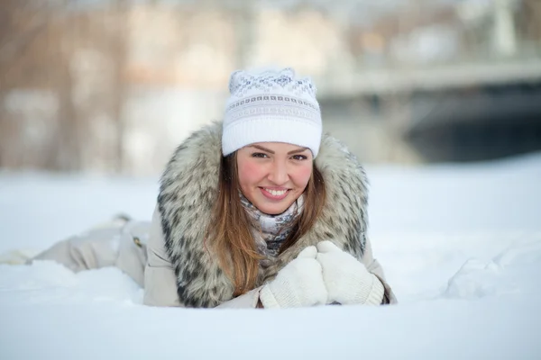 Chica en la naturaleza en invierno — Foto de Stock