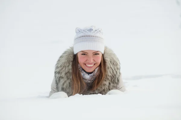 Meisje in de natuur in de winter — Stockfoto