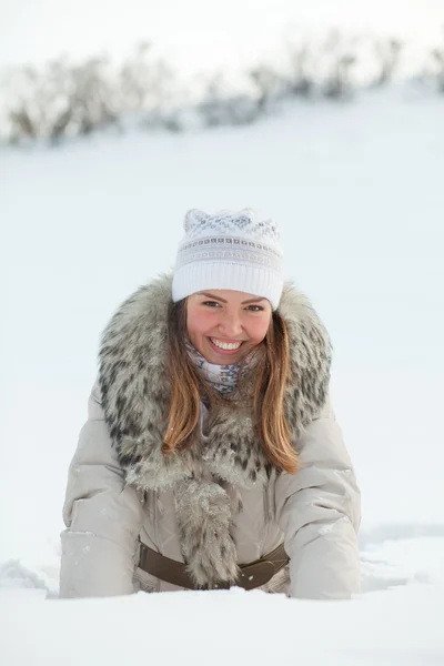 Meisje in de natuur in de winter — Stockfoto