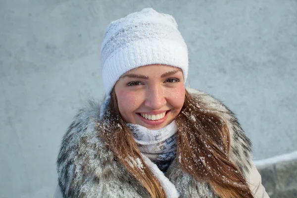 Girl in nature in winter — Stock Photo, Image