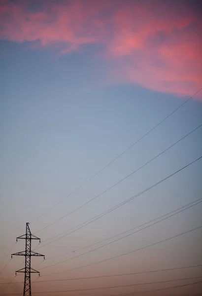 Poste haute tension au coucher du soleil . — Photo