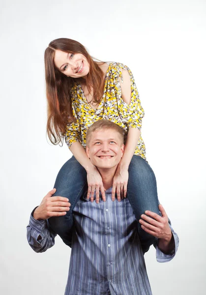 Щаслива дівчина на плечах чоловіка — стокове фото