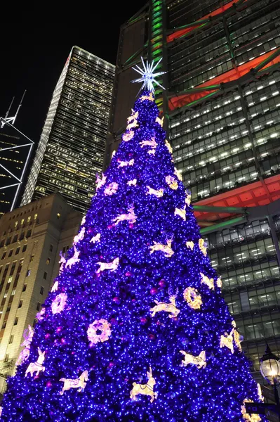 Escena nocturna de Hong Kong con árbol de Navidad —  Fotos de Stock