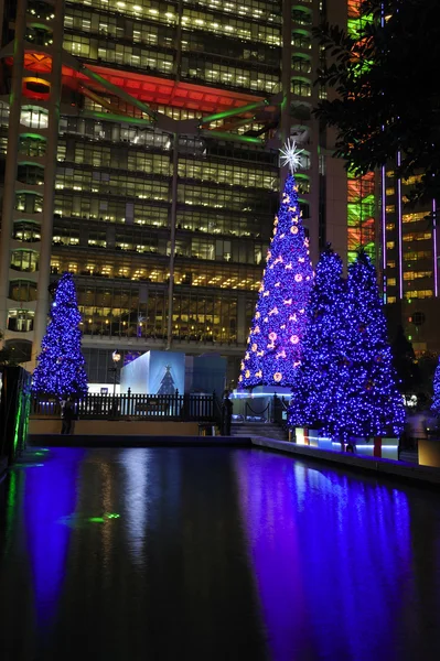 Ночная сцена Гонконга с рождественскими елками — стоковое фото