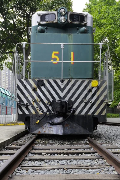Objectieve blik op de trein op het spoor Rechtenvrije Stockfoto's