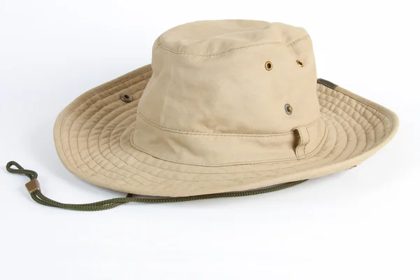 Um grande, bege, chapéu de sol com renda em um fundo branco — Fotografia de Stock