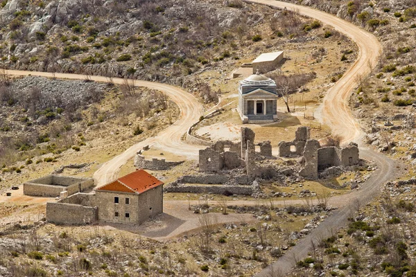 Chiesa in pietra di San Franjo sul monte Velebit — Foto Stock