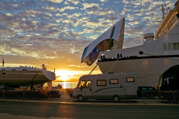 Barco de ferry docas ao pôr do sol — Fotografia de Stock