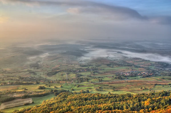 Paesaggio mattutino - nebbia nella valle — Foto Stock